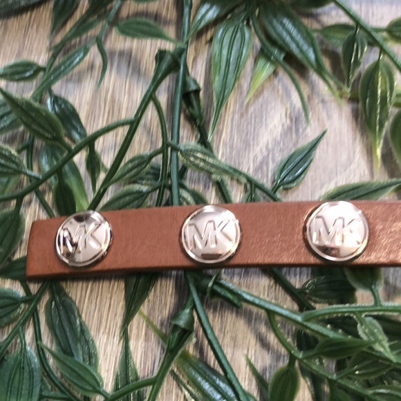 MICHAEL KORS WHITE POUCH & BELT - Picture 5 of 5